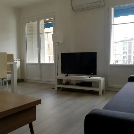 Apartmán 65m With Small Balcony - Near Naval Base