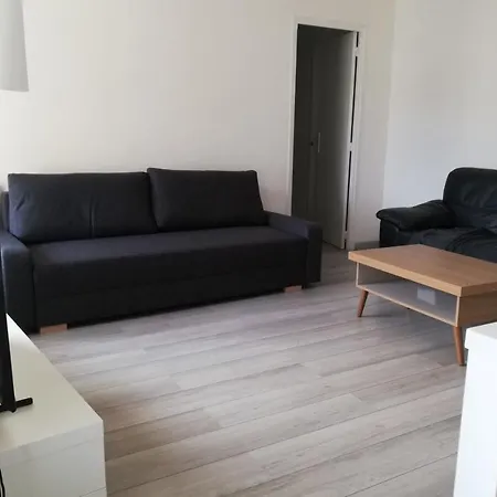 65m With Small Balcony - Near Naval Base Apartmán