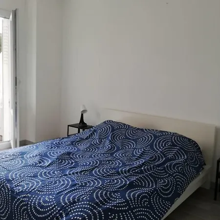 65m With Small Balcony - Near Naval Base Apartamento